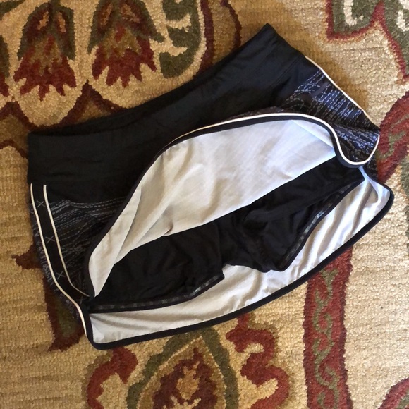 ATHLETA Size 8 Skort Black Gray Dashed Lines Graphic Abstract StayPut Leg TENNIS - Picture 9 of 14